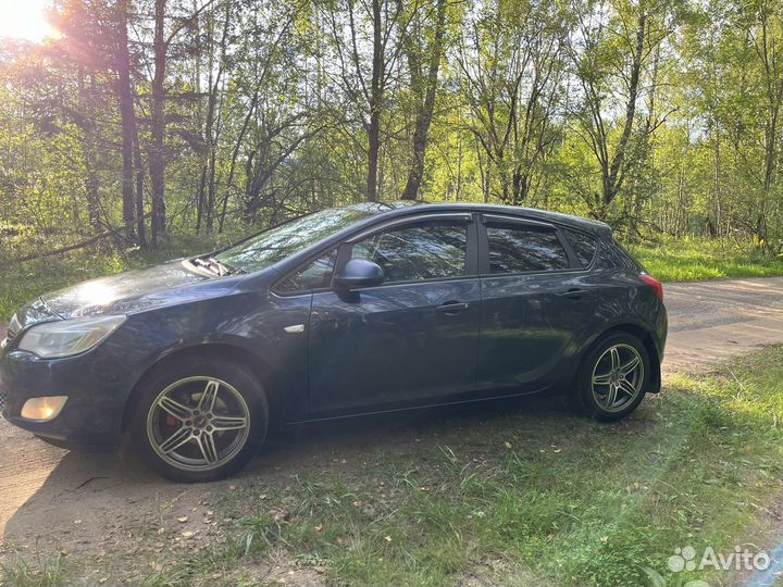 Opel Astra 1.6 МТ, 2011, 215 000 км