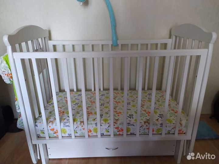 Детская кроватка с поперечным маятником