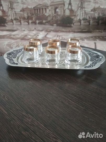 Набор рюмок на подносе