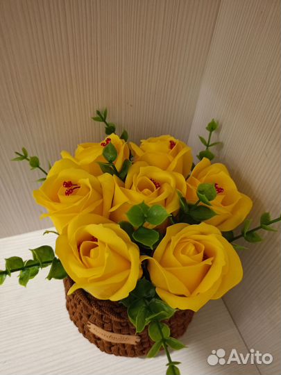 Вязаная корзина с розами