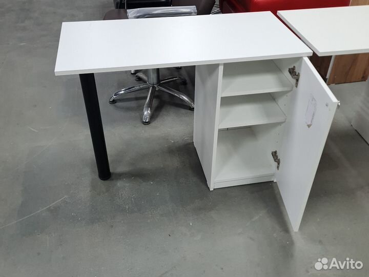 Маникюрный стол