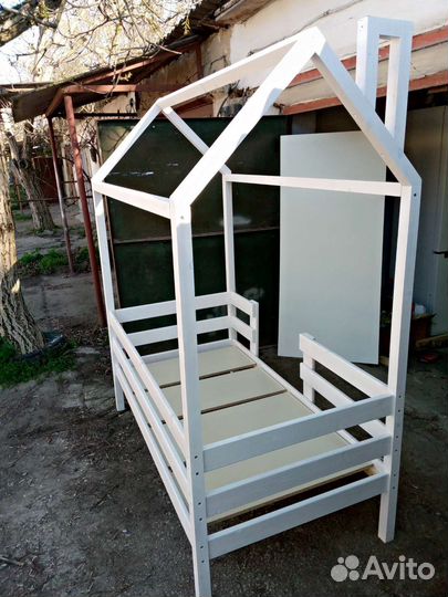 Детская кроватка домик