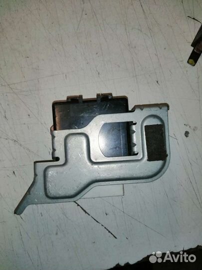 Блок электронный Toyota Avensis l