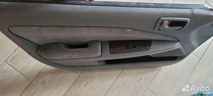 Обшивка двери Toyota Corona Premio левая пер. зад