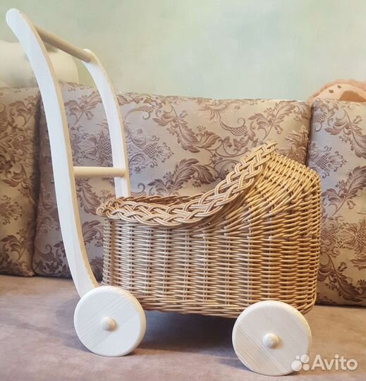 Коляска для кукол. Плетенная