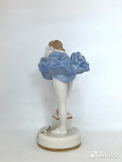 Статуэтка балерина завязывает пуанты