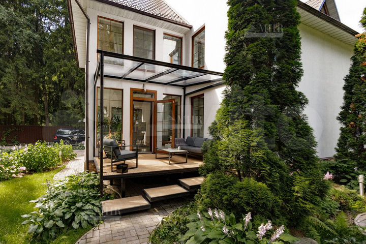 Дом 440 м² на участке 12,5 сот.