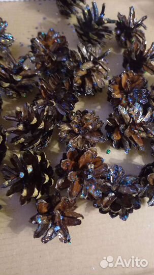 Маленькие сосновые шишки.Лакированные,в блёстках