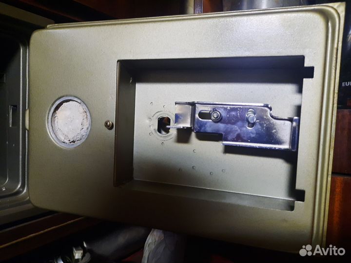 Сейф несгораемый, требуется замена замка