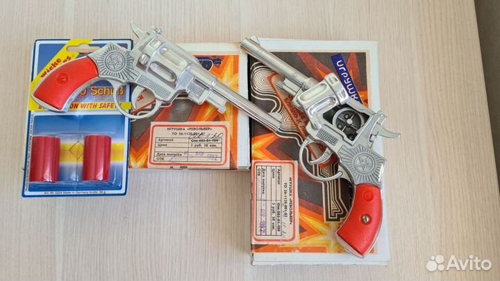 Два детских пистолета с двумя комплектами пистонов