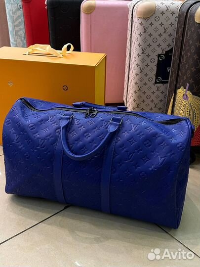 Насыщенный синий цвет сумки Louis Vuitton