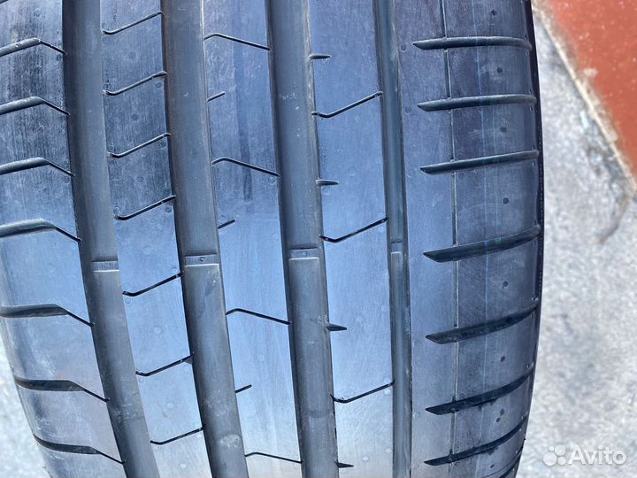 Pirelli P Zero Luxury Saloon 275/45 R20
