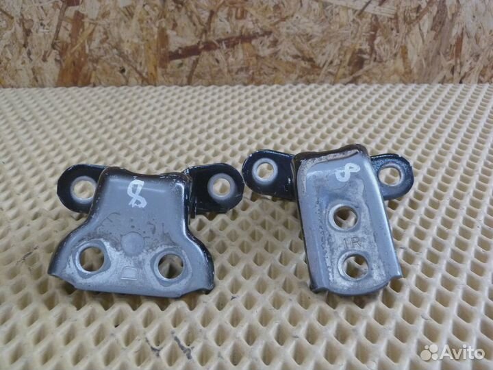 Петля двери передней правой Lexus IS 250/350 2005-2013 (6871012151 6873033021)