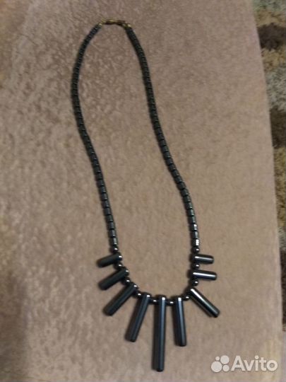 Колье из бус и огромного камня и колье из гематита