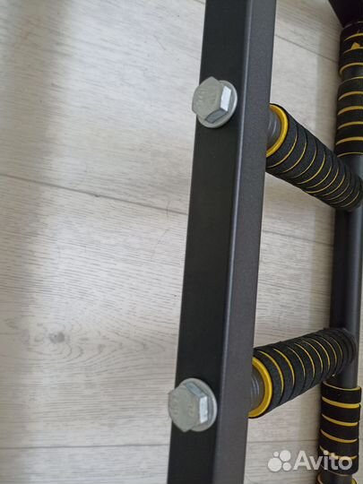 Турник настенный