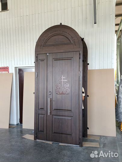 Дверь входная в Храм в Церовь