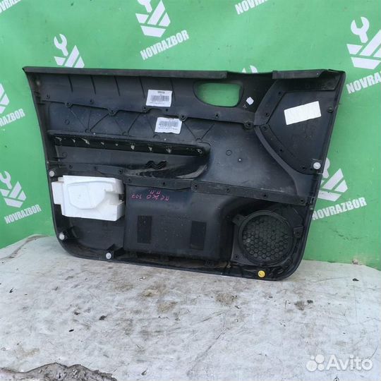 Обшивка двери передней правой Пежо 307