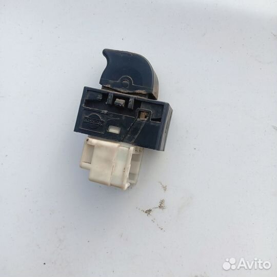 Кнопки стеклоподъёмника nissan
