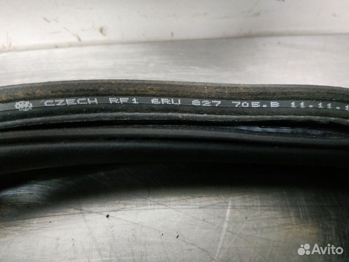 Уплотнитель крышки багажника задний Volkswagen