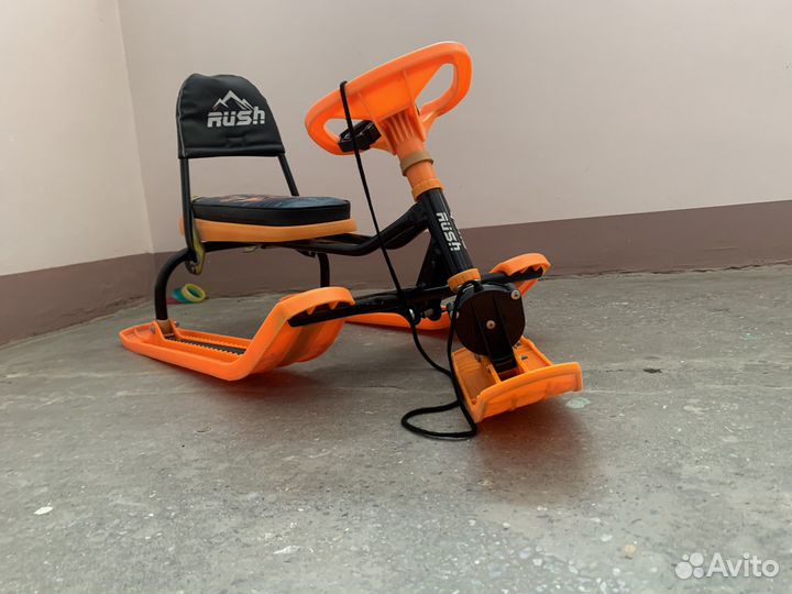 Детский снегокат со спинкой