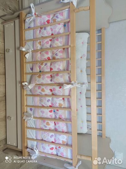 Детская кроватка с маятником