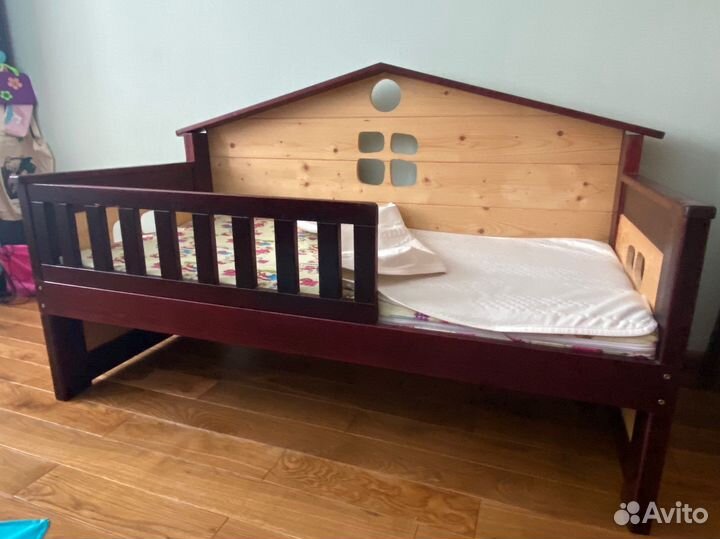 Детская кровать домик из дерева с матрасом