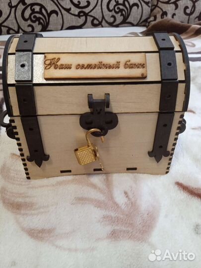 Деревянная шкатулка