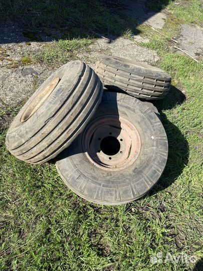 Ось тракторного прицепа с колесами