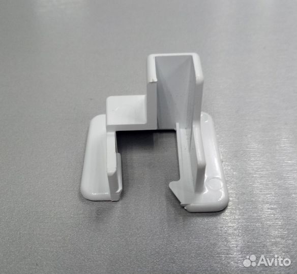 Кронштейн двери левый морозильной камеры Атлант 30