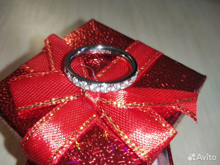 Женское кольцо из титана с фианитами