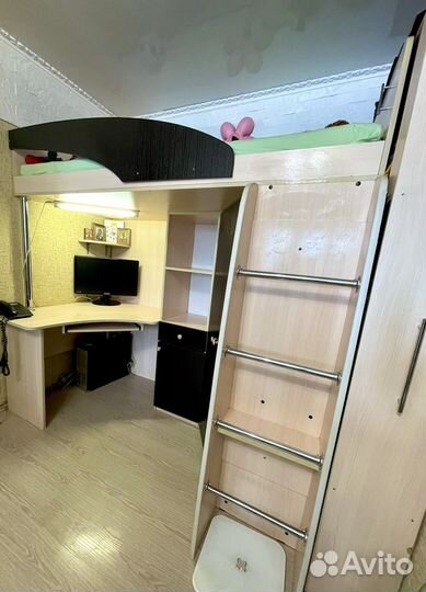 Детская кровать чердак со столом и шкафом