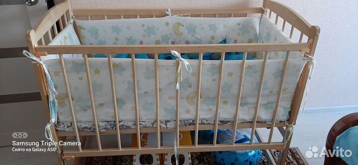 Детская кроватка с маятником