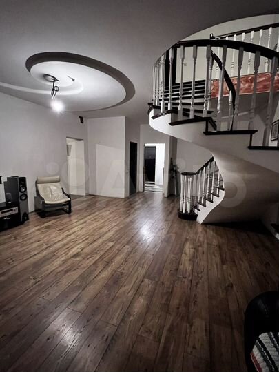 Дом 271 м² на участке 8,7 сот.