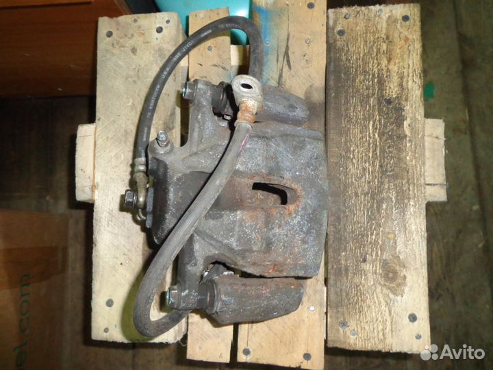 Суппорт передний левый Понтиак Вайб 2