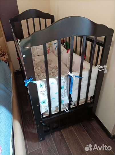 Детская кроватка с поперечным маятником