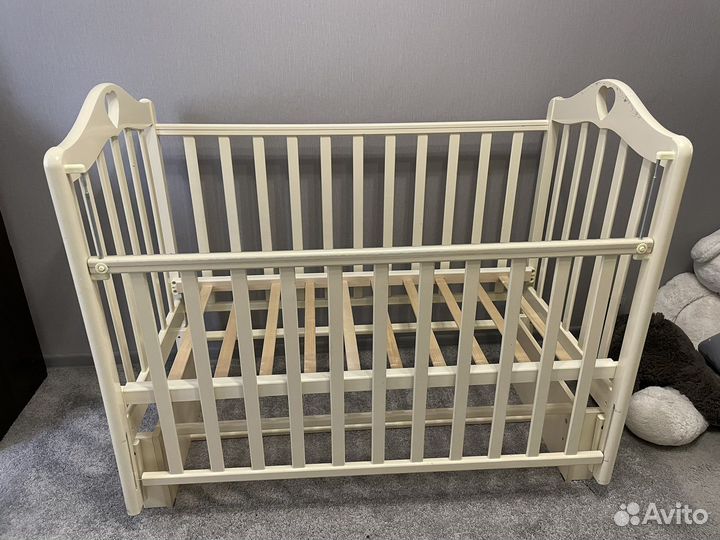 Детская кроватка с маятником