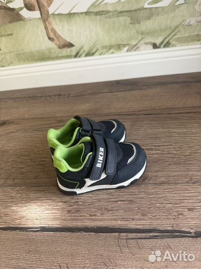 Кроссовки на малыша 20 размер новые
