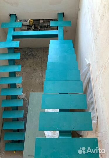 Лестница на металлокаркасе открытого типа