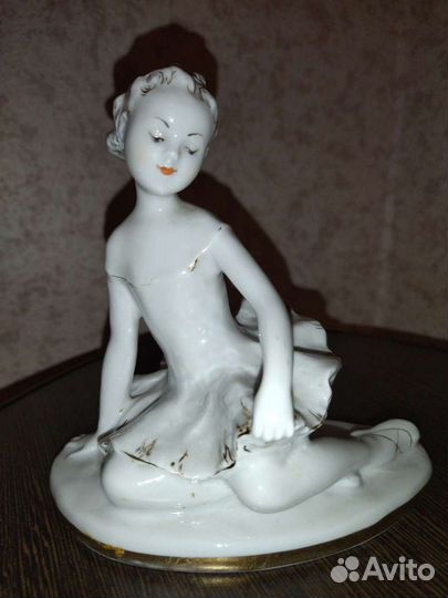 Фарфоровая статуэтка 