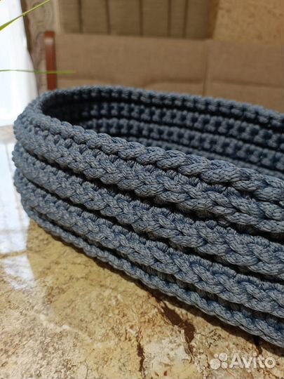 Вязанная корзина с плотными стенками