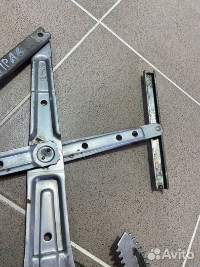 Стеклоподъемник передний правый Isuzu Bighorn1994