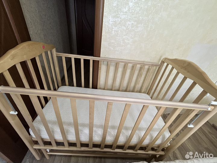 Детская кроватка с поперечным маятником