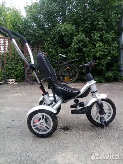 Трехколесный велосипед с ручкой