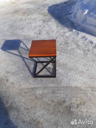 Стол с табуретками