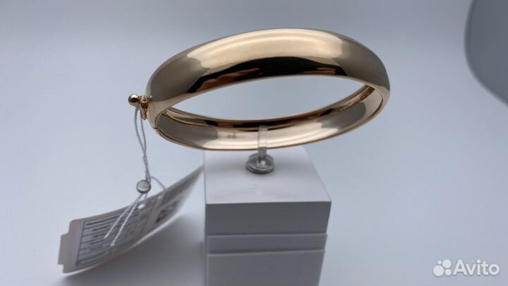 Жесткий золотой браслет