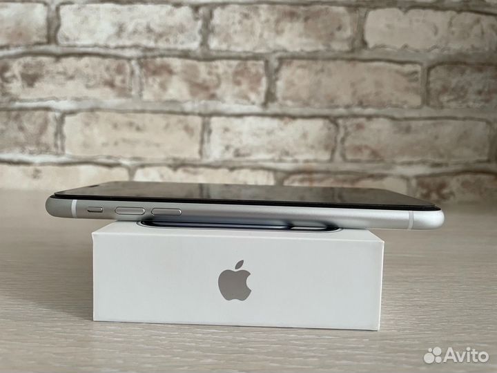 Телефон iPhone XR