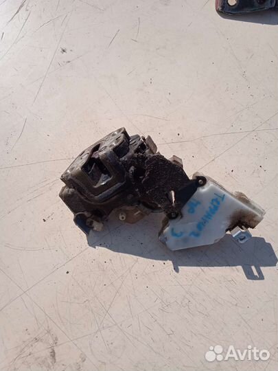 Замок двери задний правый Nissan Terrano 2 Ниссан