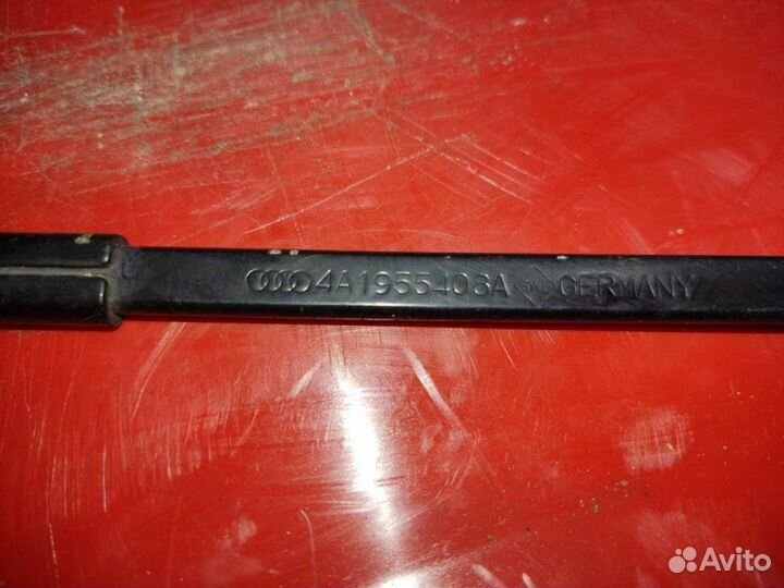 Поводок стеклоочистителя правый Audi 100 C4 седан