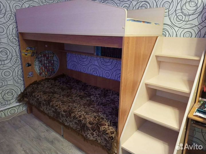 Кровать двухьярусная