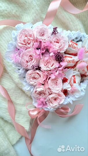 Композиция с конфетами рафаэлло и цветами